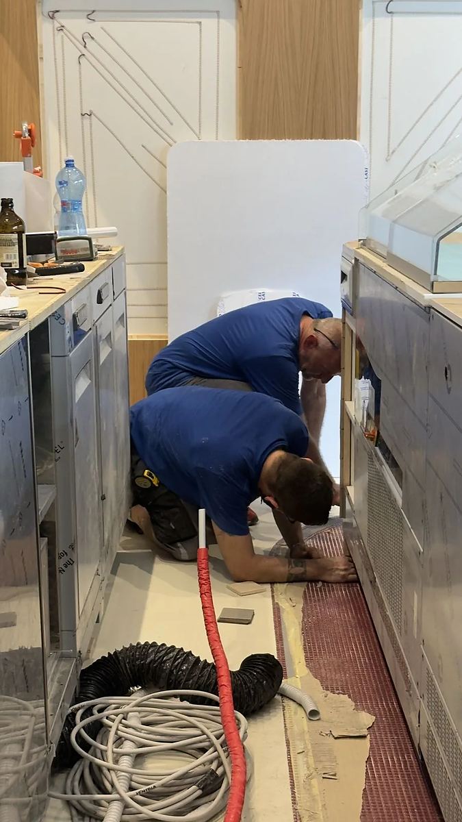 Montatore al lavoro sotto un bancone