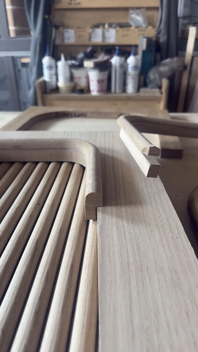 Listelli in legno in lavorazione in falegnameria