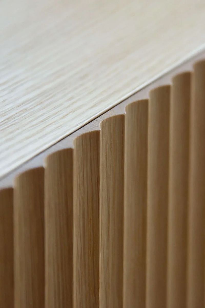 Legno scanalato in luce radente