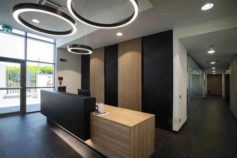 Reception in legno con lampade circolari