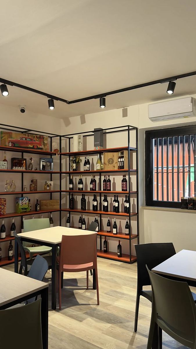 Sala degustazione con scaffalature per vini